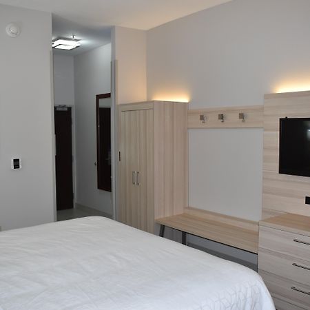 Holiday Inn Express Hotel & Suites Mcpherson By Ihg Esterno foto