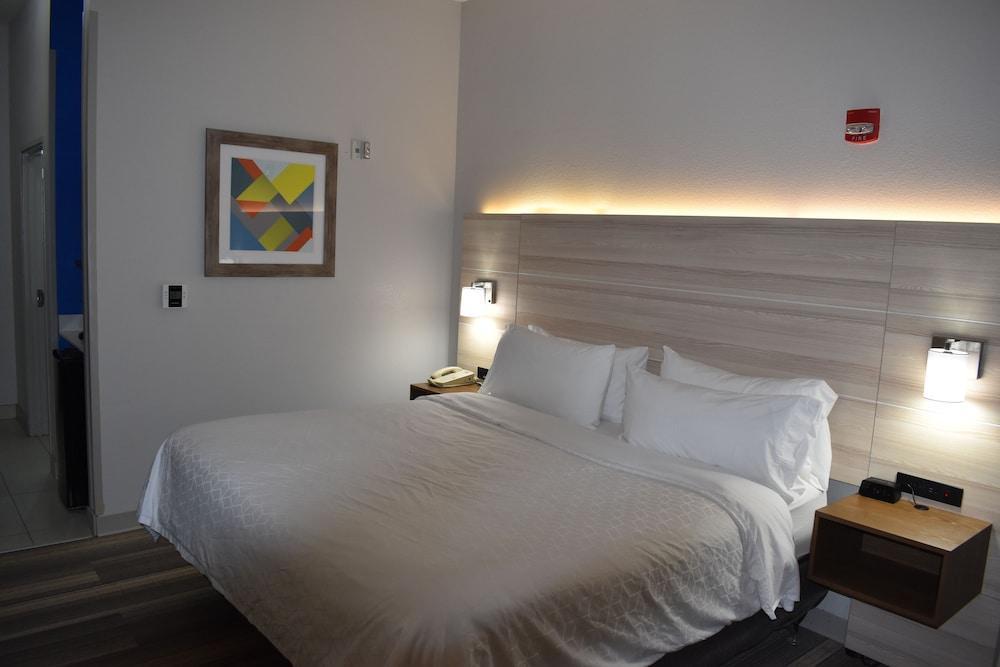 Holiday Inn Express Hotel & Suites Mcpherson By Ihg Esterno foto