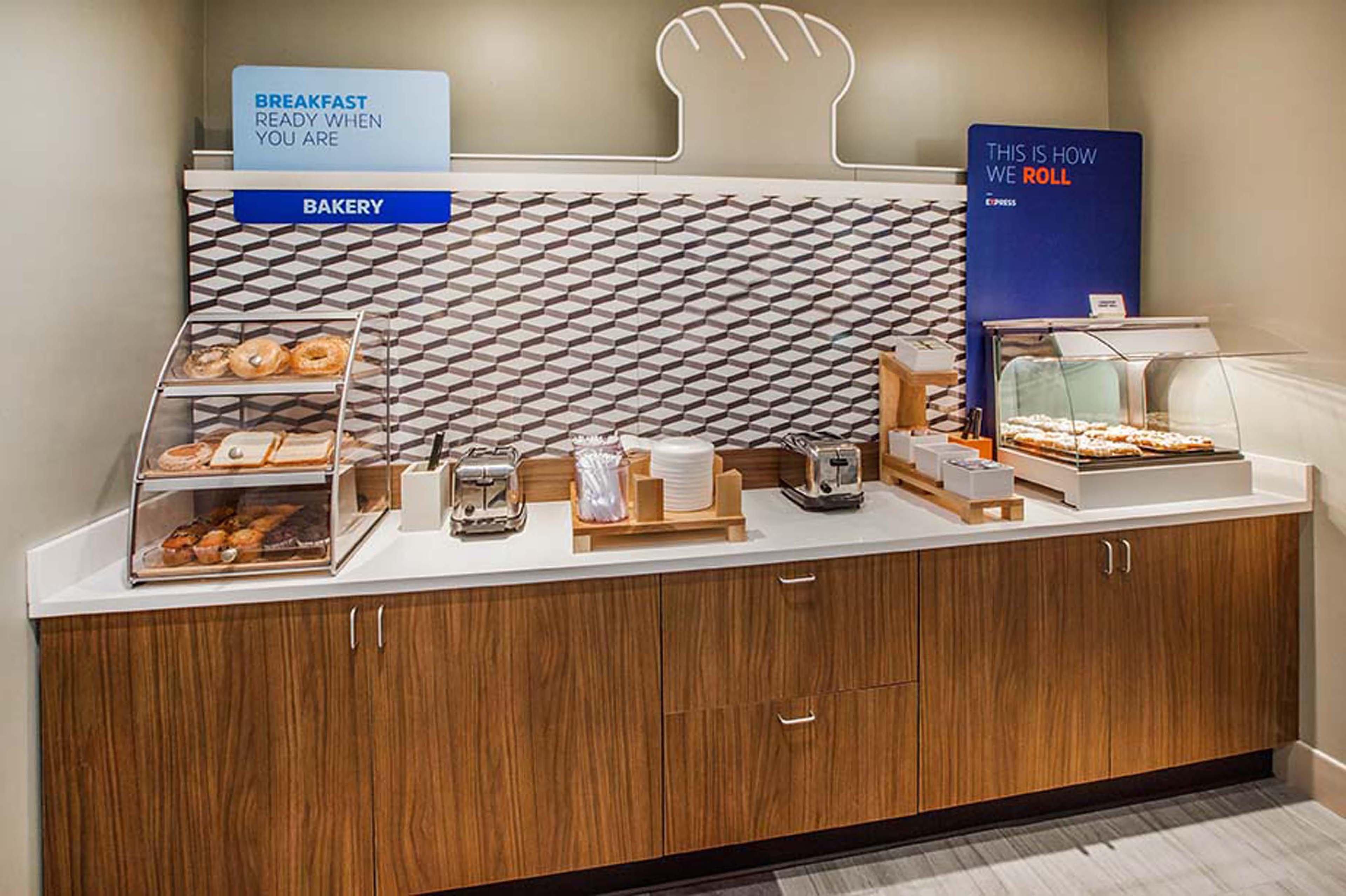 Holiday Inn Express Hotel & Suites Mcpherson By Ihg Esterno foto