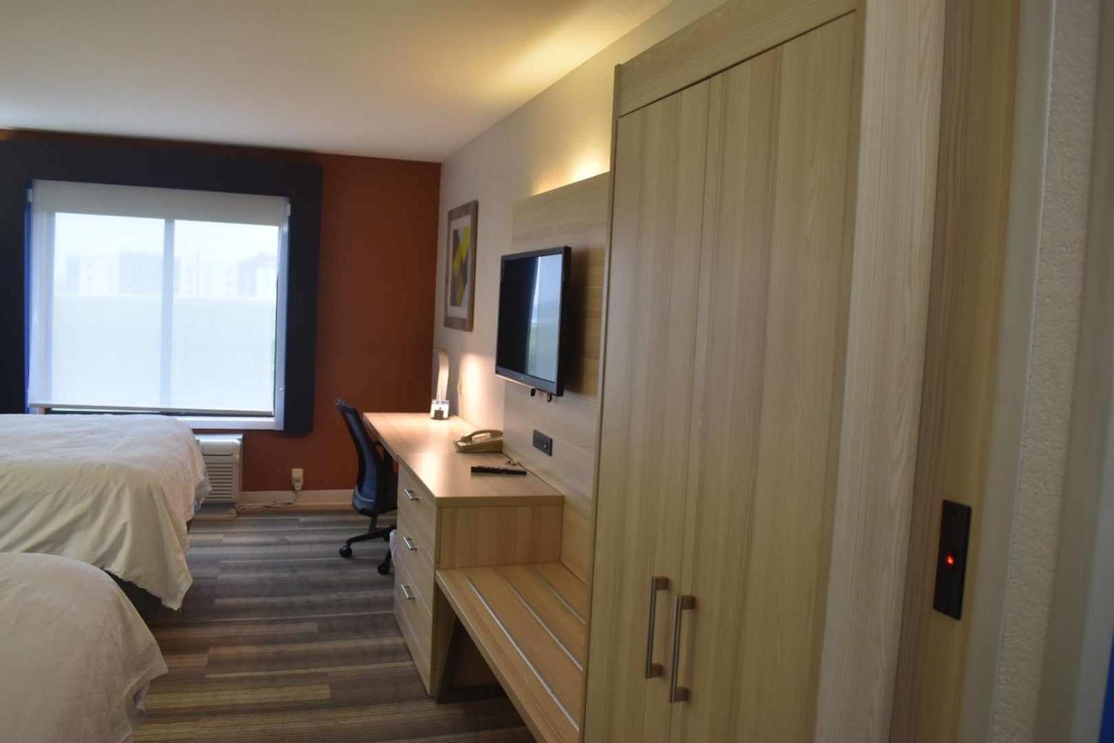 Holiday Inn Express Hotel & Suites Mcpherson By Ihg Esterno foto