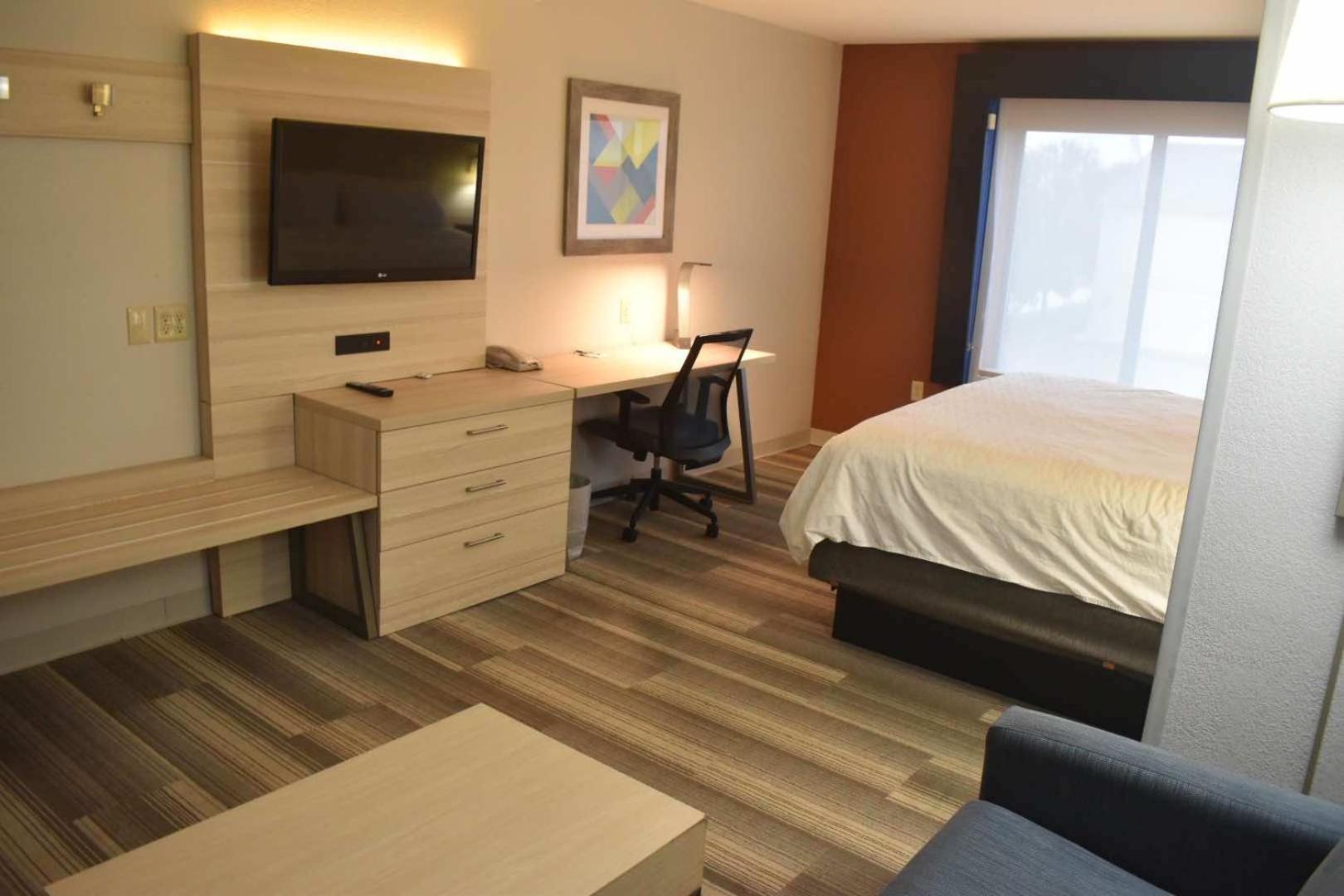 Holiday Inn Express Hotel & Suites Mcpherson By Ihg Esterno foto