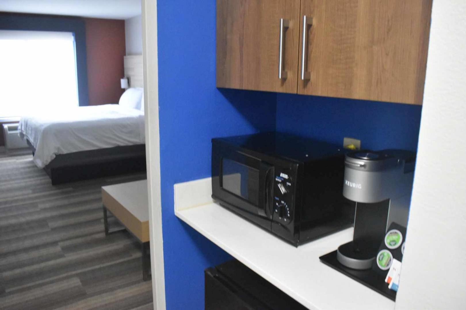 Holiday Inn Express Hotel & Suites Mcpherson By Ihg Esterno foto