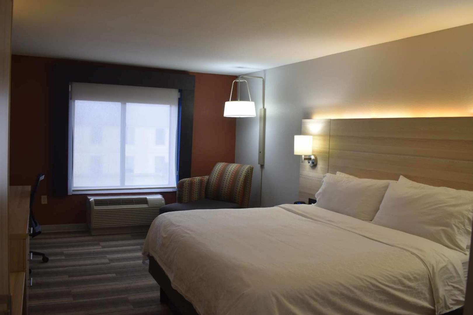 Holiday Inn Express Hotel & Suites Mcpherson By Ihg Esterno foto