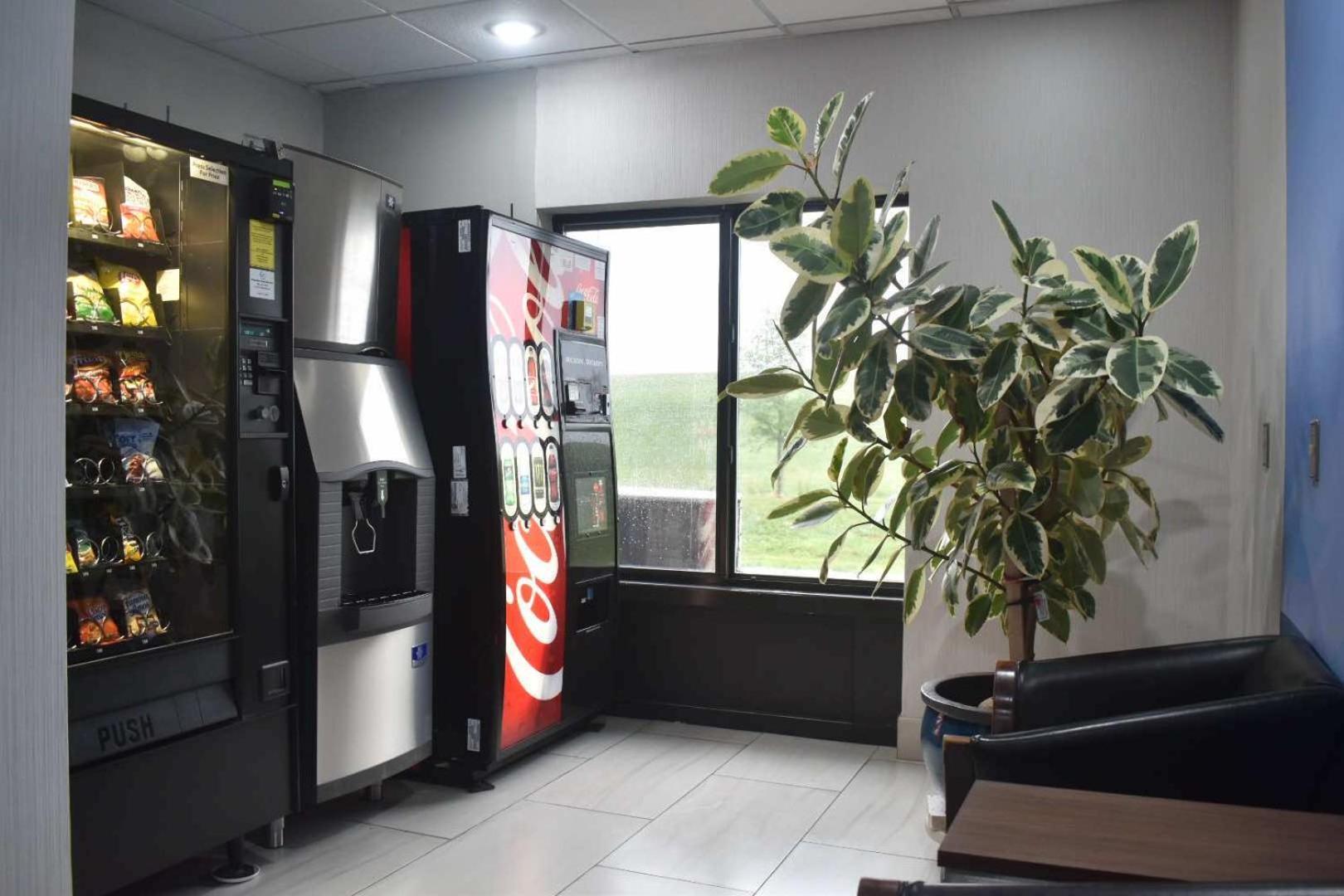 Holiday Inn Express Hotel & Suites Mcpherson By Ihg Esterno foto