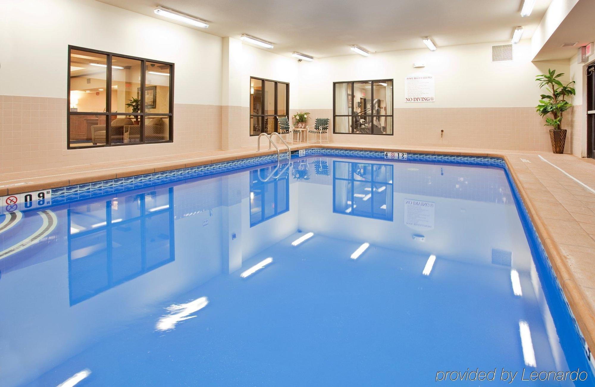 Holiday Inn Express Hotel & Suites Mcpherson By Ihg Esterno foto