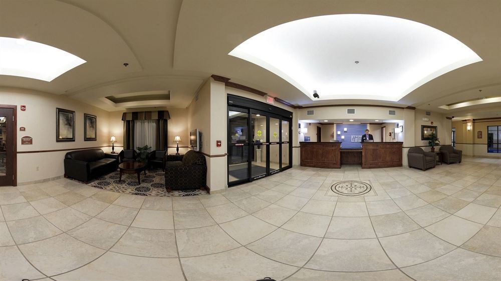 Holiday Inn Express Hotel & Suites Mcpherson By Ihg Esterno foto