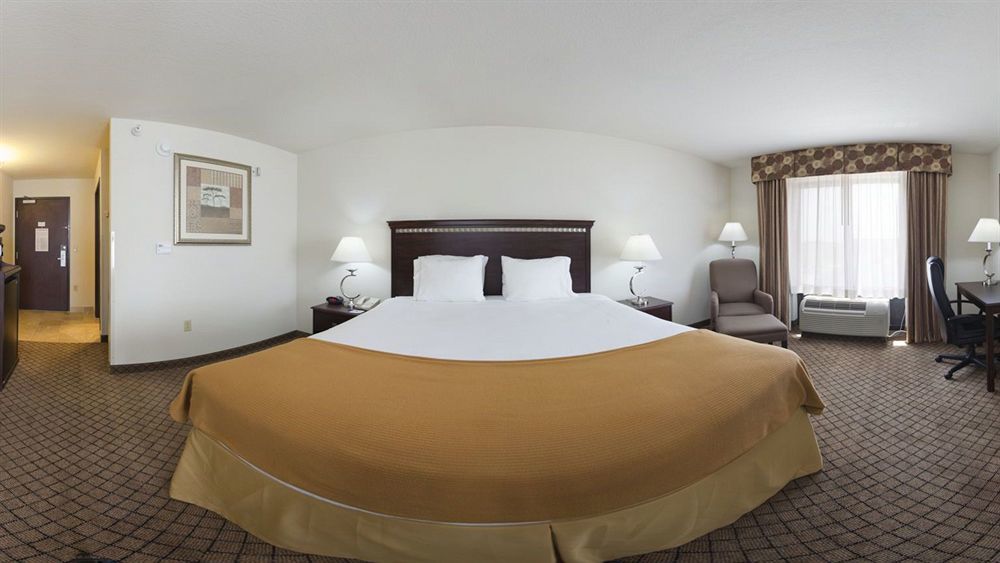 Holiday Inn Express Hotel & Suites Mcpherson By Ihg Esterno foto