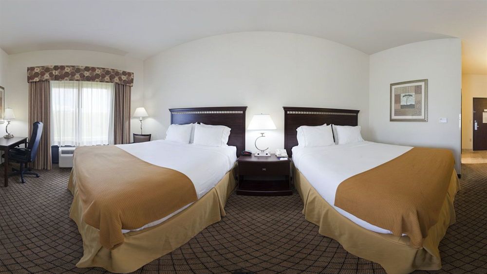 Holiday Inn Express Hotel & Suites Mcpherson By Ihg Esterno foto