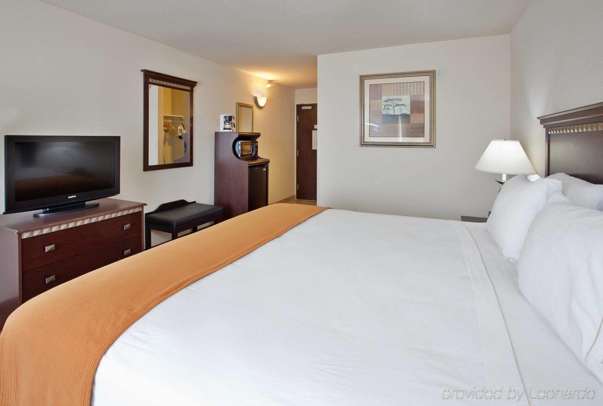 Holiday Inn Express Hotel & Suites Mcpherson By Ihg Esterno foto