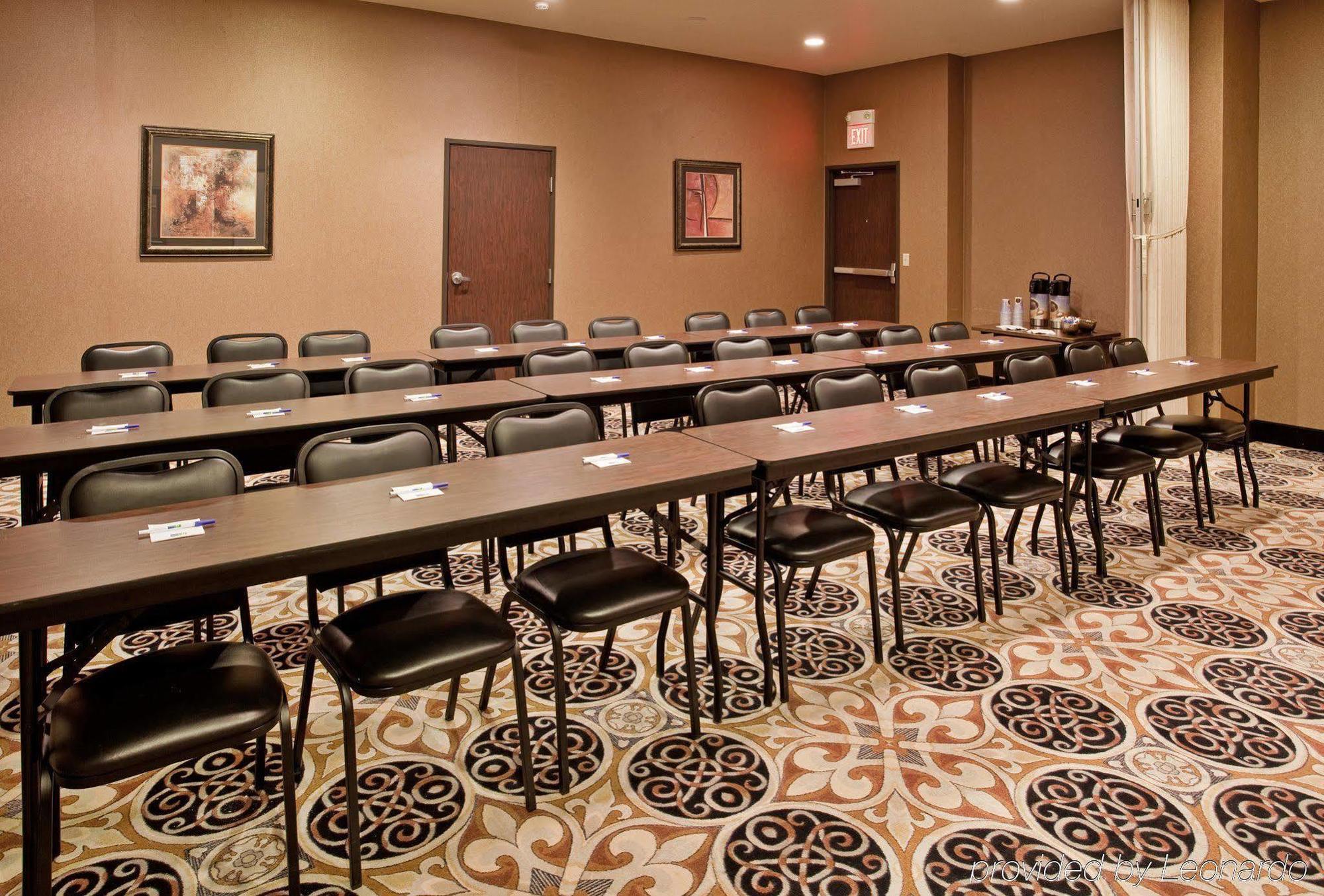 Holiday Inn Express Hotel & Suites Mcpherson By Ihg Servizi foto