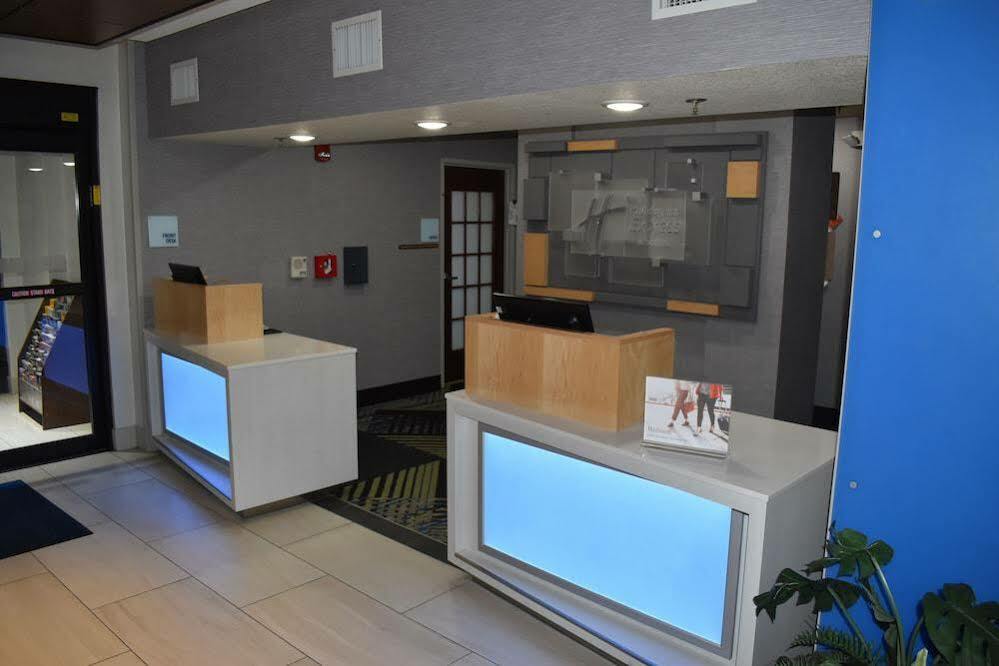 Holiday Inn Express Hotel & Suites Mcpherson By Ihg Esterno foto