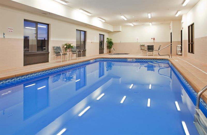 Holiday Inn Express Hotel & Suites Mcpherson By Ihg Esterno foto