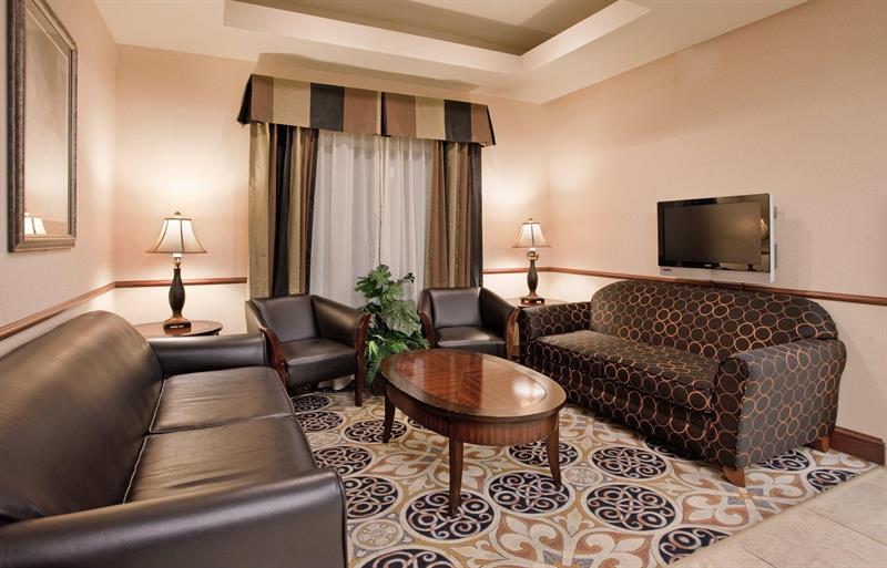 Holiday Inn Express Hotel & Suites Mcpherson By Ihg Esterno foto
