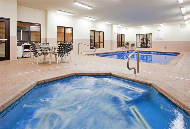 Holiday Inn Express Hotel & Suites Mcpherson By Ihg Esterno foto